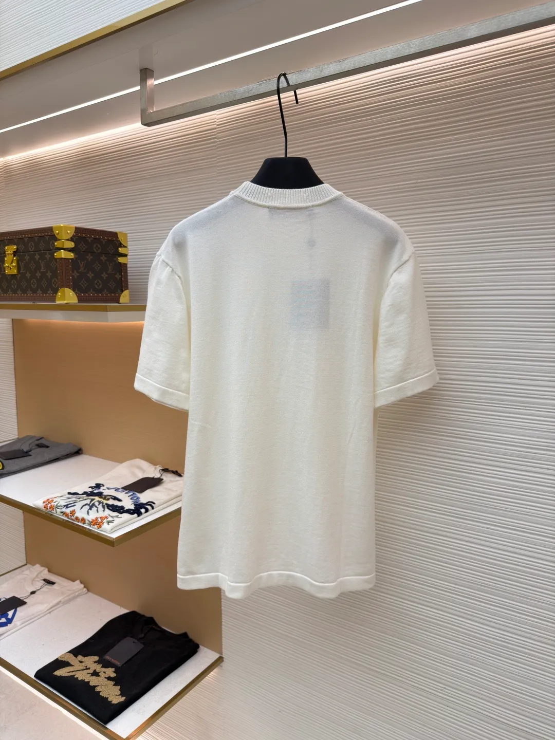 LOUIS VUITTON Ribbon embroidered woolen short sleeves ●Original version: Purchased and developed for 10800 ●Item number: 1681960-A65 ●Fabric: pure cotton fabric ●Technology: embroidery production ●Color: white ●Version: fitted version ●Weight: about 245 grams ●Size: XS-S-M-L ●Description: Made of 260g 32-count Shuangsha pure cotton fabric exclusively customized from the original board. The embroidery is designed with knots to imitate the beading look. The overall line is straight and delicate. The fabric is comfortable and soft. The color is consistent and has no color difference. It can be matched with the same style to create a fashionable look and control various occasions. Customized accessories, complete with three standards, same style for men and women!